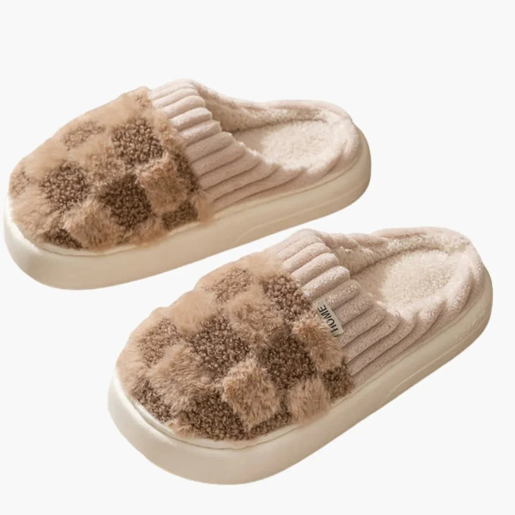 Women's Slippers with Checkered Surface and Plush Lining