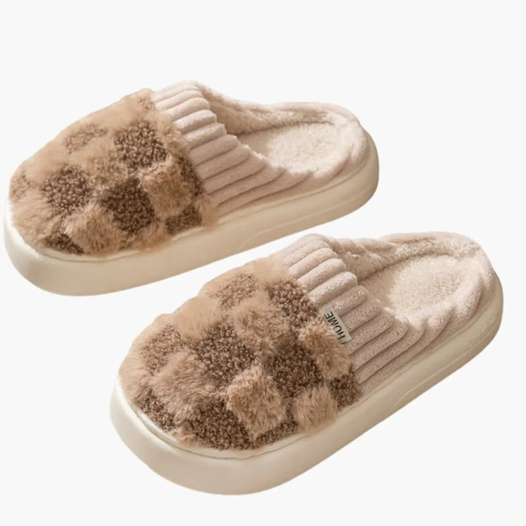 Women's Slippers with Checkered Surface and Plush Lining